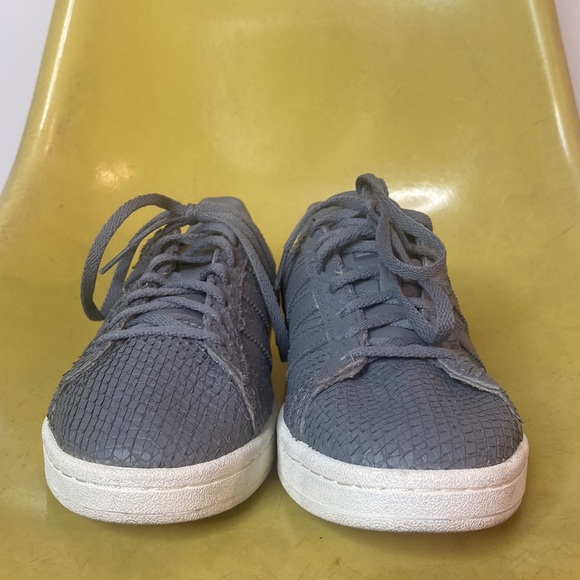 Adidas Textured Sneaker Sz 8.5 - Picture 3 of 10